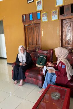 Kelompok KKM 36 Laksanakan Pelayanan Publik di Kantor Desa Kertasana